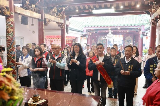 草屯朝陽宮媽祖聖駕回庄巡香遶境 許縣長虔誠參與