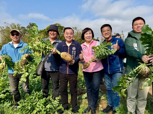 「拔」得親子好關係培養對環境與食物尊重 邱議長與孩童同樂體驗農村生活