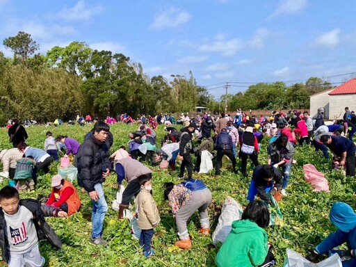 「拔」得親子好關係培養對環境與食物尊重 邱議長與孩童同樂體驗農村生活