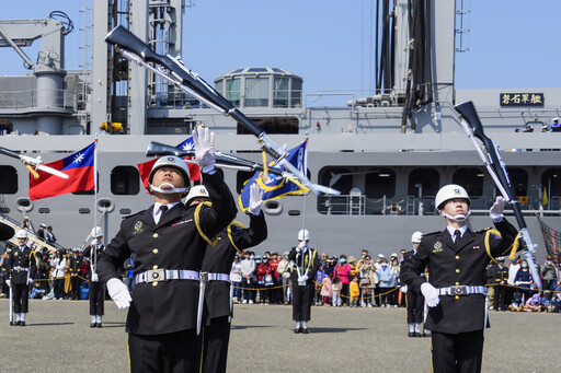 海軍敦睦艦隊抵臺南安平商港 黃偉哲為國軍加油盼全民提升國防意識