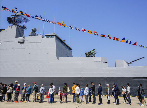 海軍敦睦艦隊抵臺南安平商港 黃偉哲為國軍加油盼全民提升國防意識