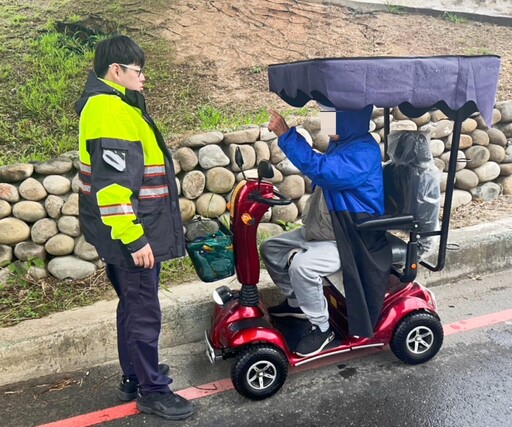 寒夜85歲翁外出未歸 北港警冒雨尋獲護送他返家