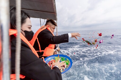 「無碑 • 無塔 • 無墳」!高雄首場海葬9位先人長眠蔚藍大海