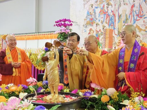 國際佛誕文化節 新北市民政局長浴佛祈求市政推動順利百姓平安喜樂