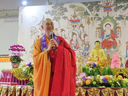 國際佛誕文化節 新北市民政局長浴佛祈求市政推動順利百姓平安喜樂