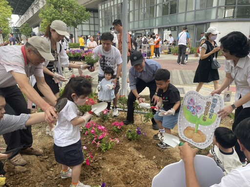 臺鐵響應世界地球日!全台四區齊植1,575株樹木 年減碳13噸助攻淨零目標