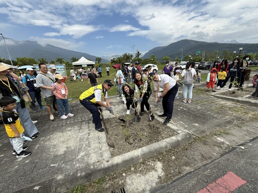 臺鐵響應世界地球日!全台四區齊植1,575株樹木 年減碳13噸助攻淨零目標