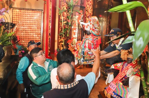 縣長翁章梁和立委蔡易餘恭迎布袋魍港太聖宮媽祖出巡