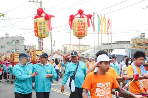縣長翁章梁和立委蔡易餘恭迎布袋魍港太聖宮媽祖出巡