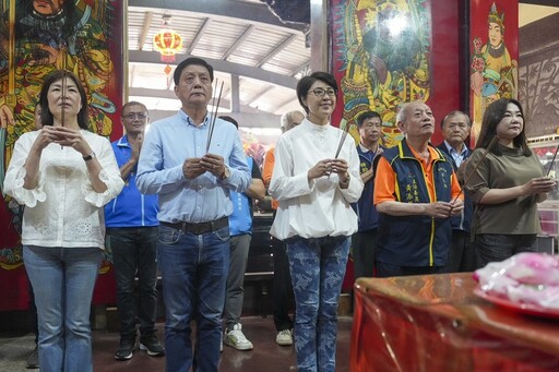 草屯年度盛事朝清宮媽祖遶境登場 許淑華縣長祝禱祈安點燃起馬炮開路