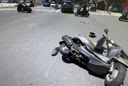 高雄左營汽車機車碰撞騎士輕傷送醫