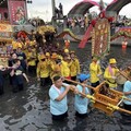 布袋新塭「衝水路 迎客王」登場 上萬信眾擠爆王船碼頭