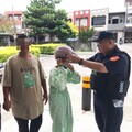 烈日下婦人獨坐街頭 椬梧警即時援助暖人心