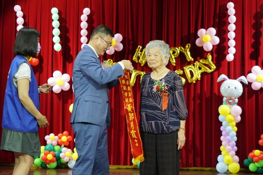 鹿港鎮今表揚21位模範母親為社會帶來正向的力量