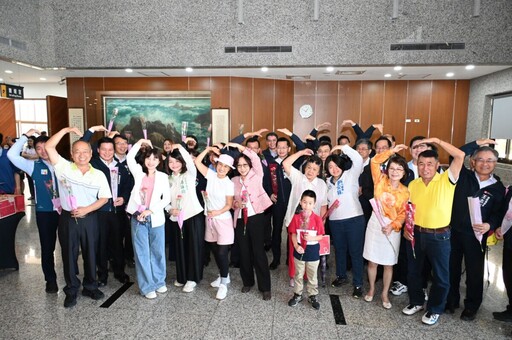 康裕成暖領高雄議會「大聲說愛媽媽」 母親節前夕送上百二祝福