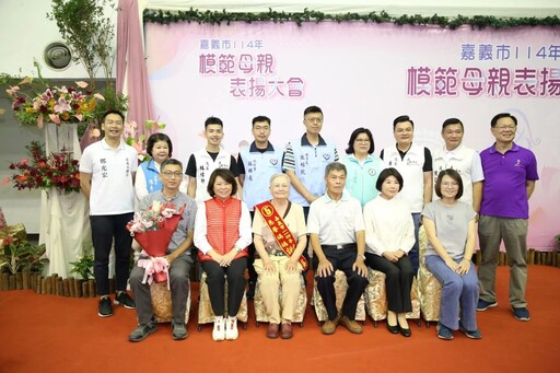 母愛不言苦、慈愛最動人 黃敏惠市長表揚18位模範母親與8位慈馨媽媽