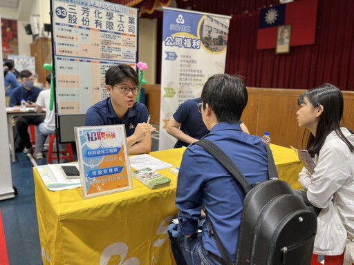 高雄挺勞工拚就業 五一系列聯合徵才吸引逾800人次面試