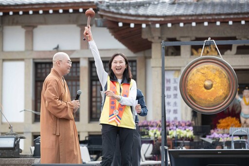 佛誕母親雙慶同歡 三千人共聚浴佛祈願