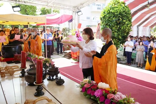 圓福寺慶祝佛誕節 黃敏惠浴佛祈福