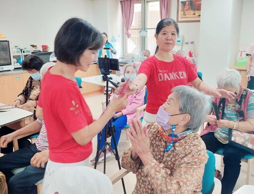 嘉榮日照「媽咪樂時光」歡慶母親節 經典旋律讓長輩跌入時光隧道