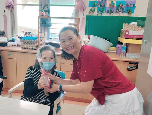 嘉榮日照「媽咪樂時光」歡慶母親節 經典旋律讓長輩跌入時光隧道