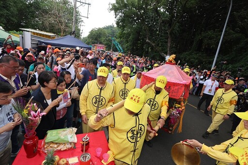 粉紅超跑抵南投白沙屯媽祖首次遶境 許淑華跪迎鑾駕盼能年年蒞臨護佑