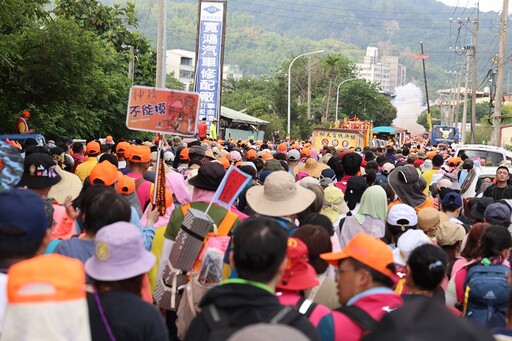 粉紅超跑抵南投白沙屯媽祖首次遶境 許淑華跪迎鑾駕盼能年年蒞臨護佑