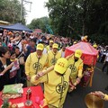 粉紅超跑抵南投白沙屯媽祖首次遶境 許淑華跪迎鑾駕盼能年年蒞臨護佑