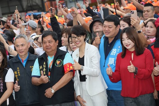 白沙屯媽祖駐駕受天宮過夜 趕早起駕許縣長獻花送駕