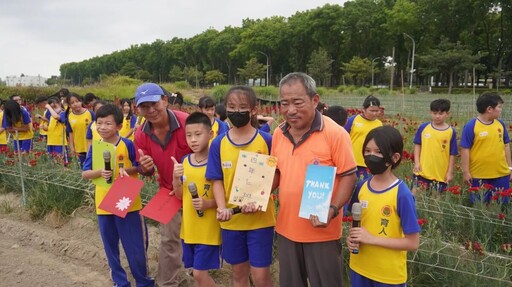 花現幸福溫馨傳情 嘉市育人四年級學童康乃馨收成幫助世界課程學習