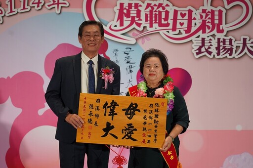 礁溪鄉模範母親 五星級飯店公開表揚場面溫馨