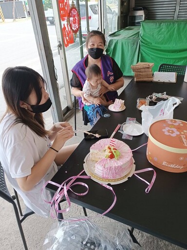 母親節送暖!善化麥羅食品行捐蛋糕 人安基金會為單親周媽媽打氣