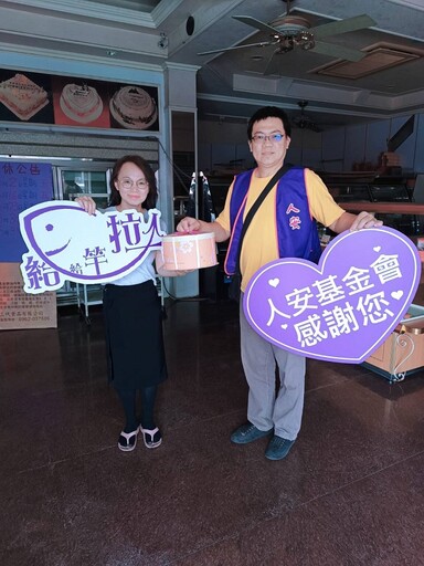 母親節送暖!善化麥羅食品行捐蛋糕 人安基金會為單親周媽媽打氣