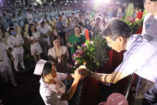 崇仁醫專護理科舉辦加冠典禮暨母親節活動 白帽加冠、傳光祈福見證責任與承諾