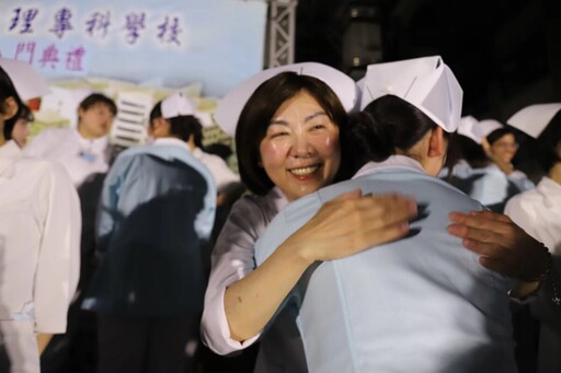 崇仁醫專護理科舉辦加冠典禮暨母親節活動 白帽加冠、傳光祈福見證責任與承諾