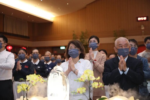 佛教慈濟基金會舉行2025年浴佛大典 黃敏惠浴佛祈福