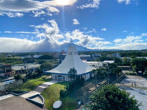 加羅林魚木花海美翻天 聖約翰科大影像之旅感動人心