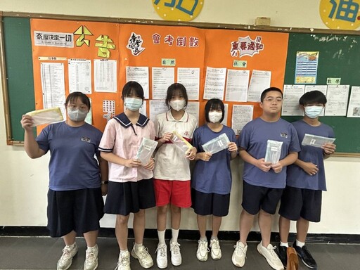勇媽市長贈國中教育會考加油小物 給考生A++加油