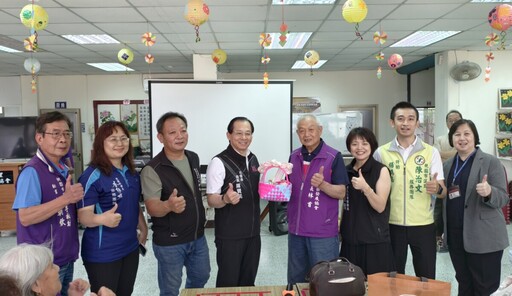 關懷社區長者 陳寶民局長親赴瑞源社區關懷據點與長輩同樂
