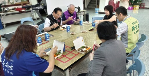 關懷社區長者 陳寶民局長親赴瑞源社區關懷據點與長輩同樂