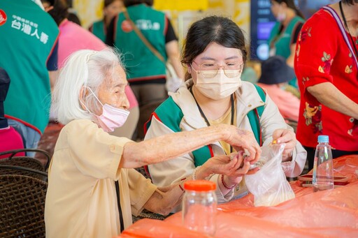 畢嘉士基金會攜手台灣人壽志工 陪伴屏東長照長輩開心出遊、展現活力與笑聲