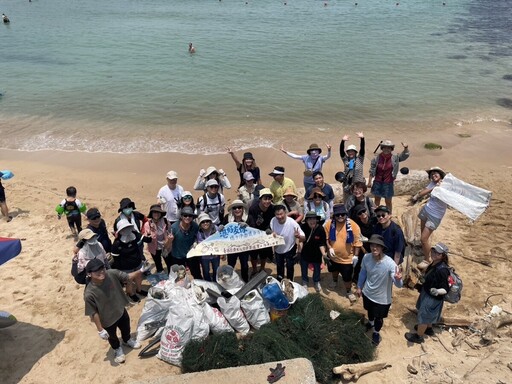 不只是淨灘,更是交流!港澳人士在台齊心護海洋 策進會與陸委會攜手號召環保行動