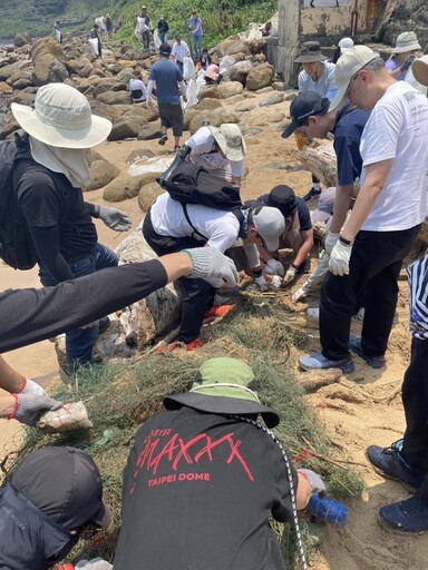 不只是淨灘,更是交流!港澳人士在台齊心護海洋 策進會與陸委會攜手號召環保行動