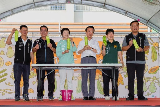 「吃瓜一路發」!嘉義水上瓜瓜節民眾排隊搶吃瓜、玩體驗超有感