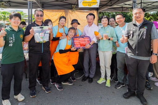 「吃瓜一路發」！嘉義水上瓜瓜節民眾排隊搶吃瓜、玩體驗超有感