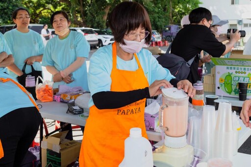 「吃瓜一路發」！嘉義水上瓜瓜節民眾排隊搶吃瓜、玩體驗超有感