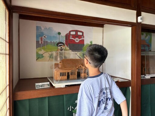 阿里山林鐵鹿麻產車站整修完工 秋田犬「波吉」化身百年車站實習站長