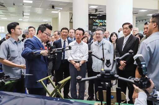 行政院長卓榮泰視察亞洲無人機AI創新應用研發中心