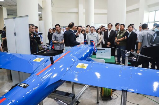行政院長卓榮泰視察亞洲無人機AI創新應用研發中心