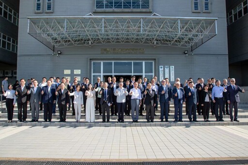 行政院長卓榮泰視察亞洲無人機AI創新應用研發中心
